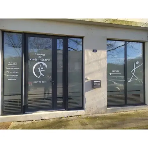 Habillage dépoli + lettrage découpé