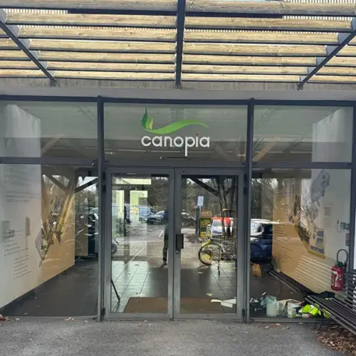 Adhésif vitrage façade